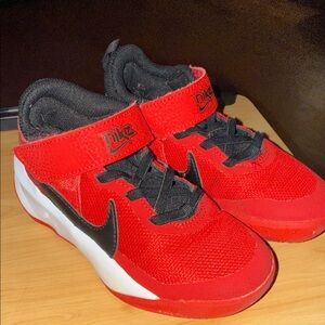 Nike Little Kids' Team Hustle D10
PS Shoes - University Red
CW6736-600 Size 11C